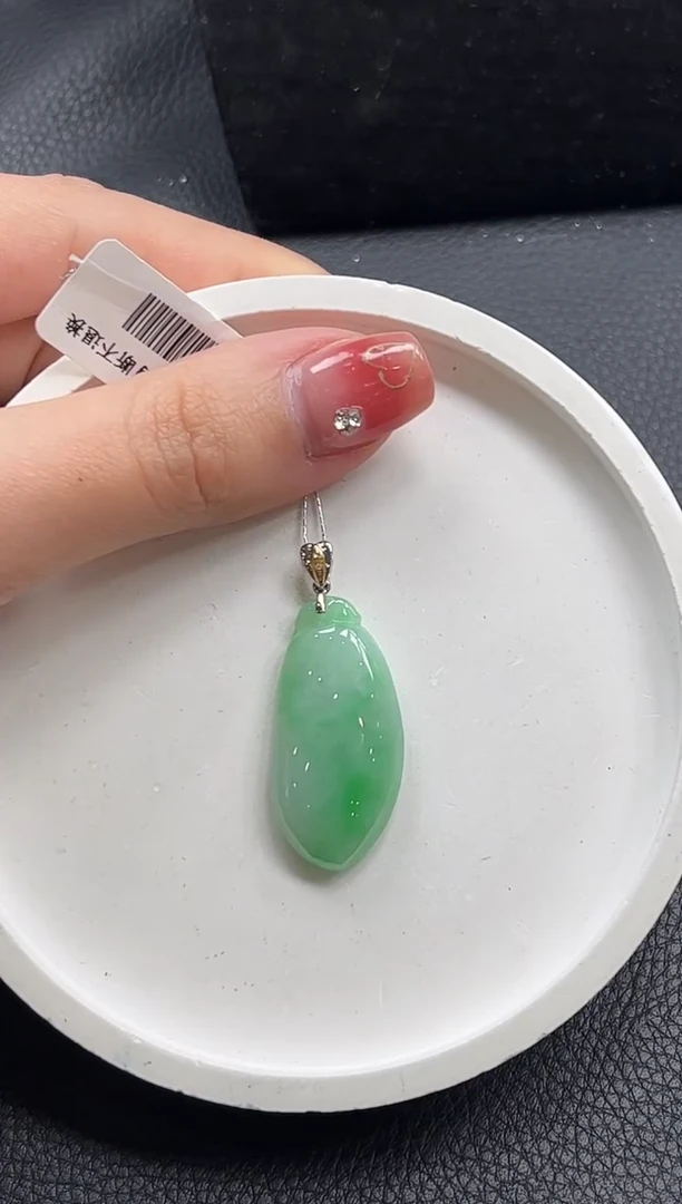 【闪购商品】翡翠颈饰18K金镶嵌福瓜