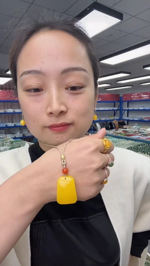 蜜蜡颈饰未镶嵌鸡油黄无事牌吊坠