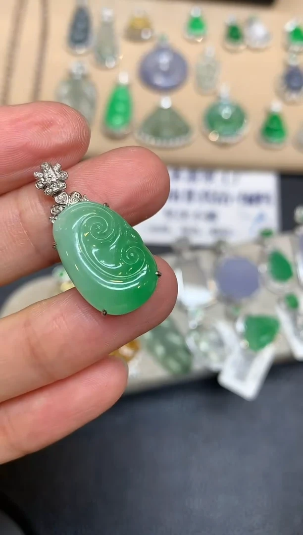 颈饰18K金镶嵌翡翠J***i如意【无服务费【48小时鉴赏期】