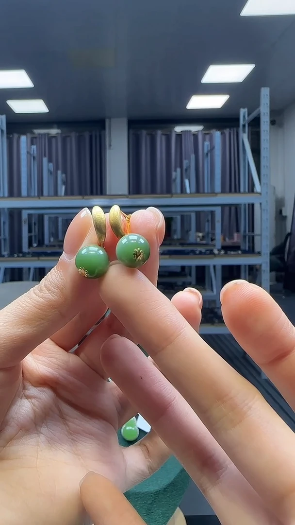 18K金镶嵌和田玉耳饰1