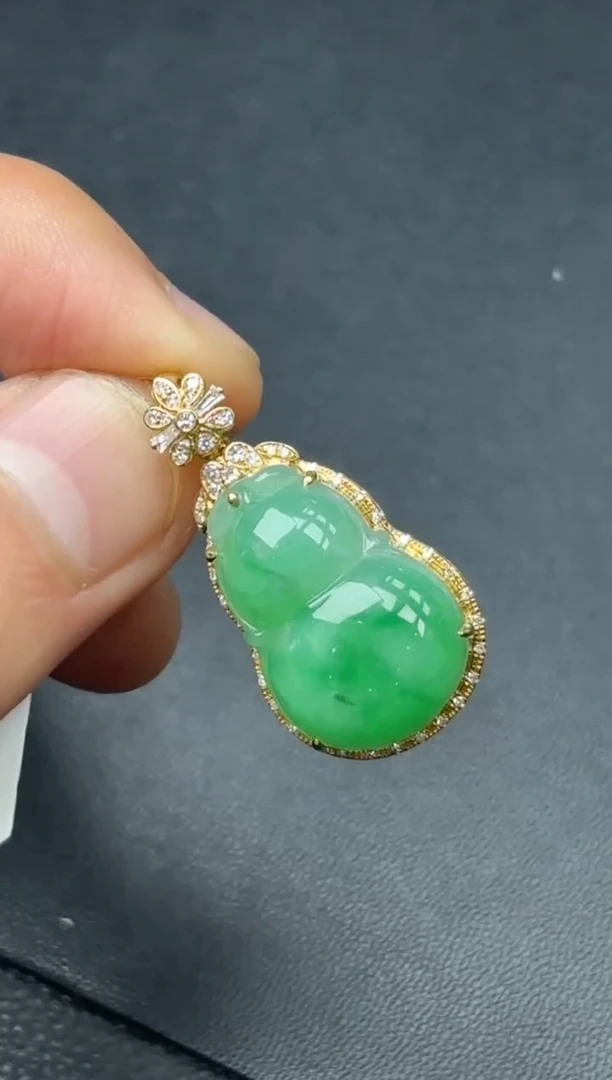 颈饰18K金镶嵌翡翠葫芦