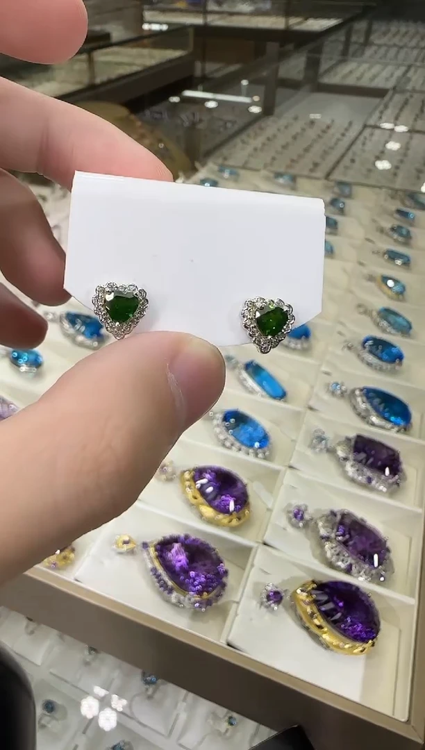 银S925镶嵌透辉石精致耳钉5mm