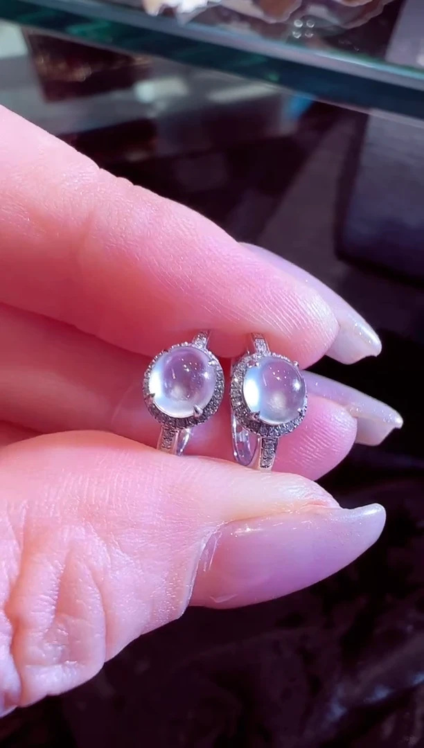 18K金镶嵌翡翠耳饰翡翠耳钉