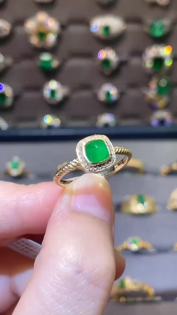 祖母绿戒指18K金镶嵌斯瓦特0.75ct