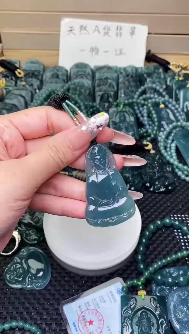 颈饰未镶嵌翡翠