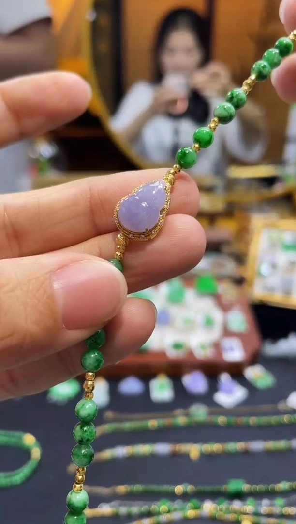 颈饰18K金镶嵌翡翠手链