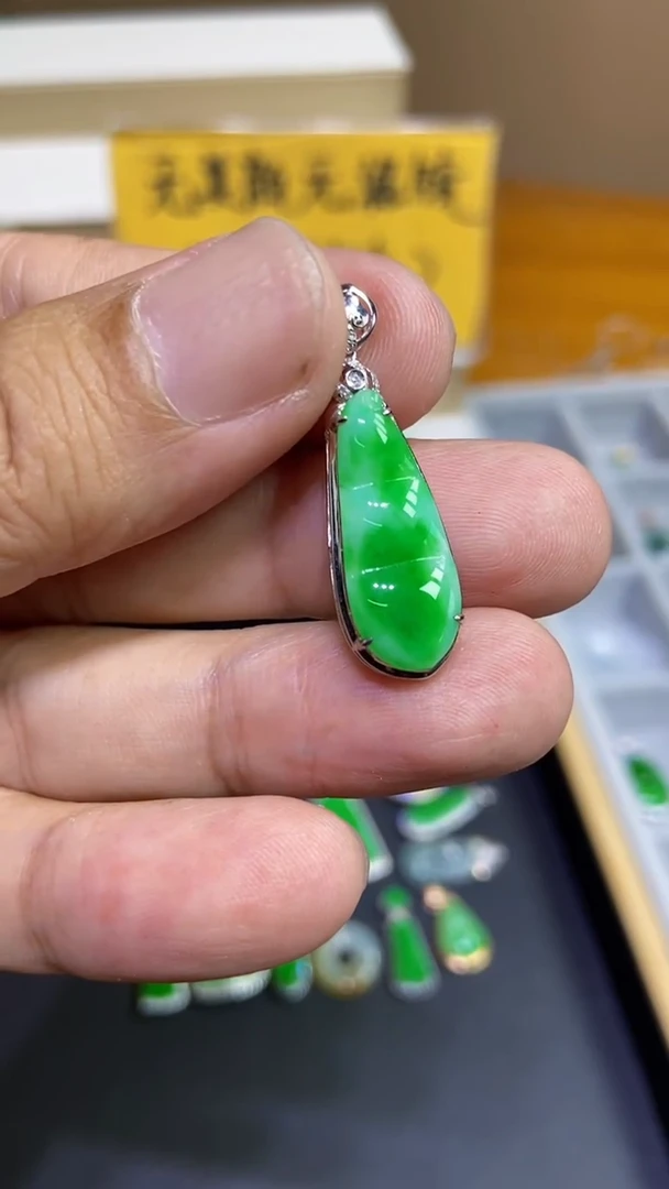 翡翠18K金镶嵌颈饰福豆