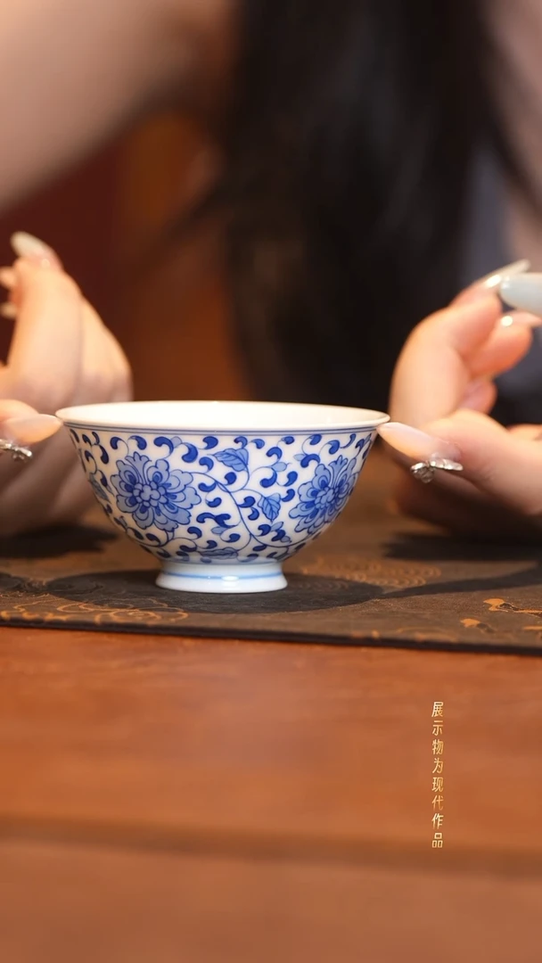 青花手绘缠枝主人杯！