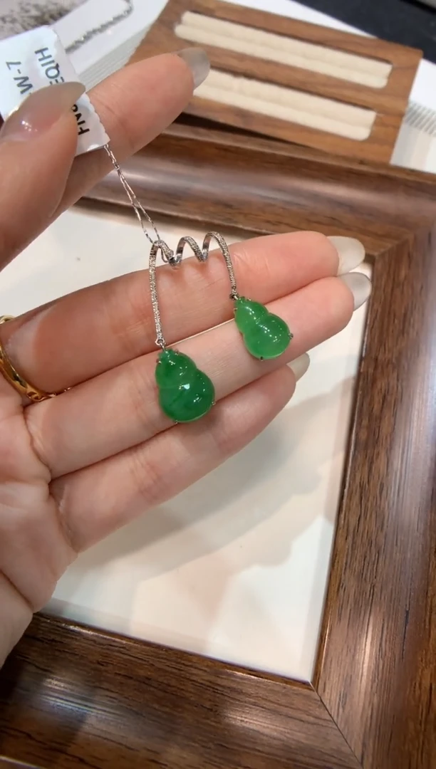 颈饰18K金镶嵌翡翠葫芦