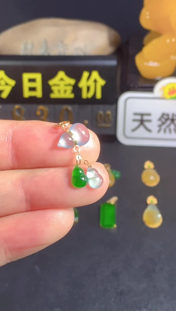 颈饰18K金镶嵌翡翠