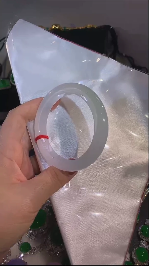 颈饰未镶嵌翡翠手镯