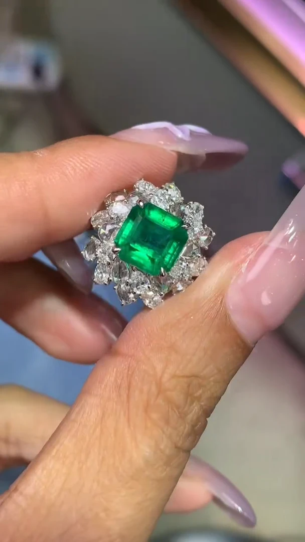 18K金镶嵌戒指祖母绿1.84CT