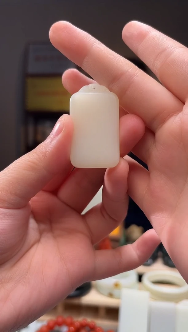 颈饰未镶嵌和田玉吊坠