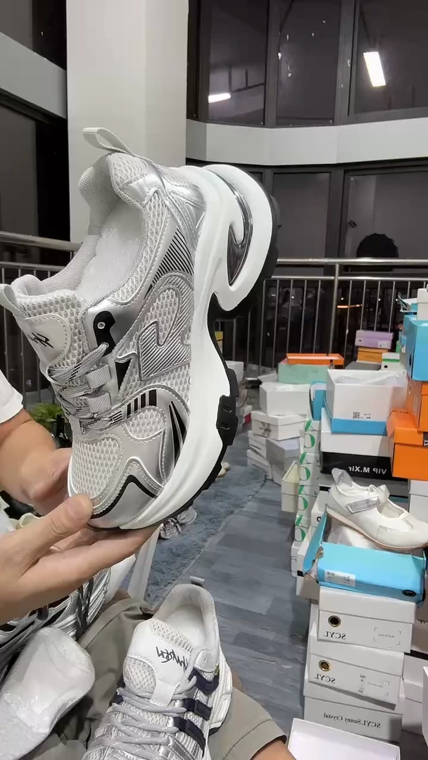 翱*露丝同款银黑老爹鞋39码