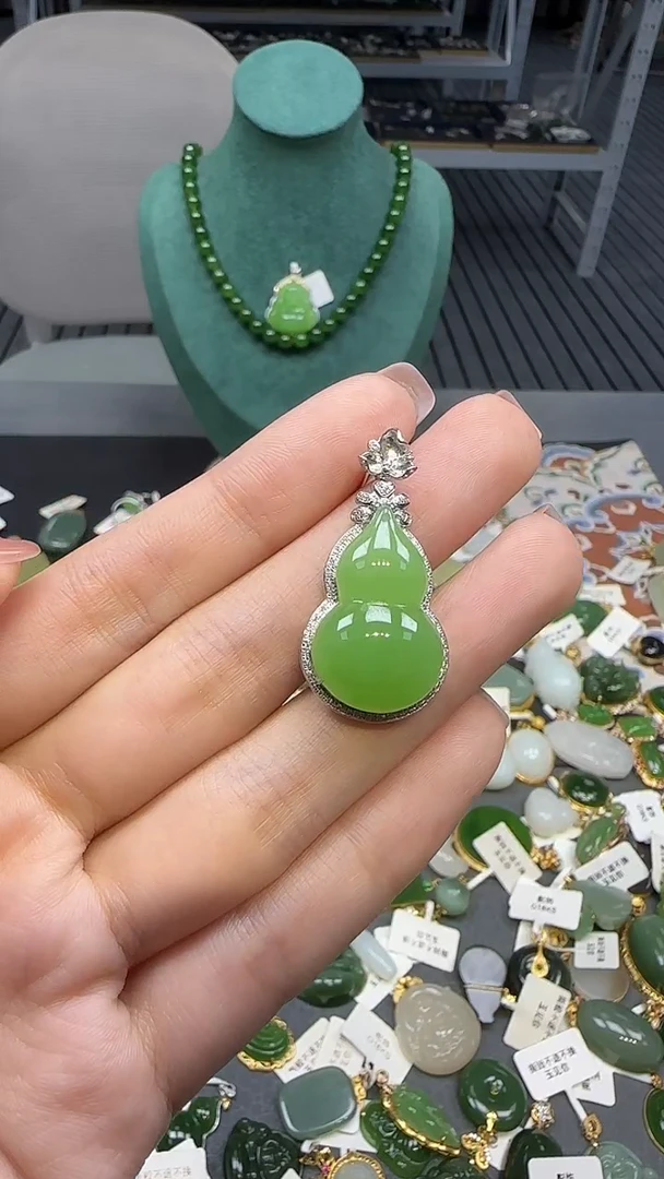 18K金镶嵌和田玉挂件1