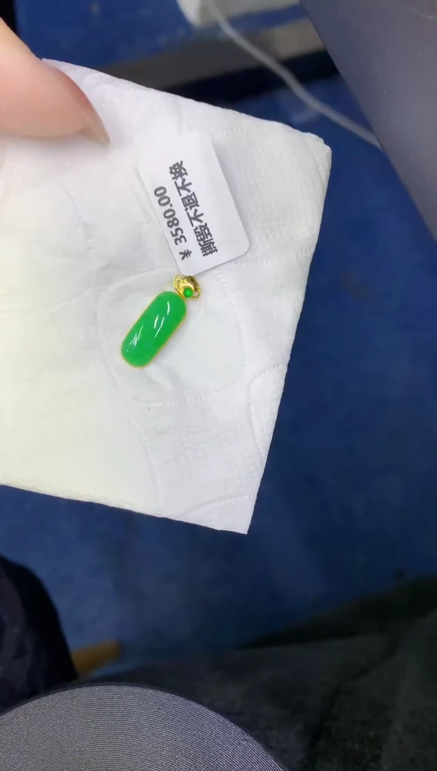 颈饰18K金镶嵌翡翠缅甸天然翡翠A货
