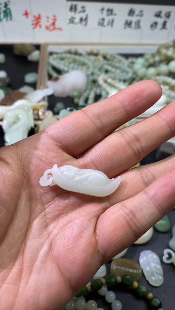 颈饰未镶嵌和田玉（白玉）和田玉月兔挂件38*12*8mm