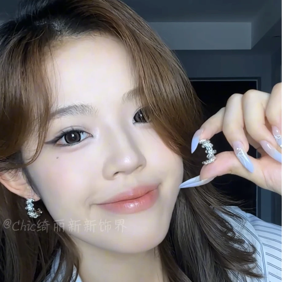 铜合金耳饰 银色花朵C圈耳钉女夏季2025爆款轻奢设计感花朵耳饰