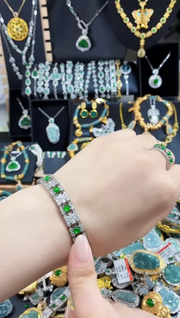 翡翠未镶嵌吊坠(赠链)天然翡翠a货 多样性发其一