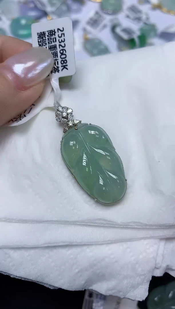 翡翠18K金镶嵌颈饰天然缅甸翡翠A货