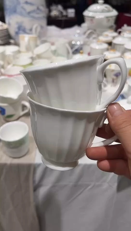 瓷白瓷竖条纹杯子