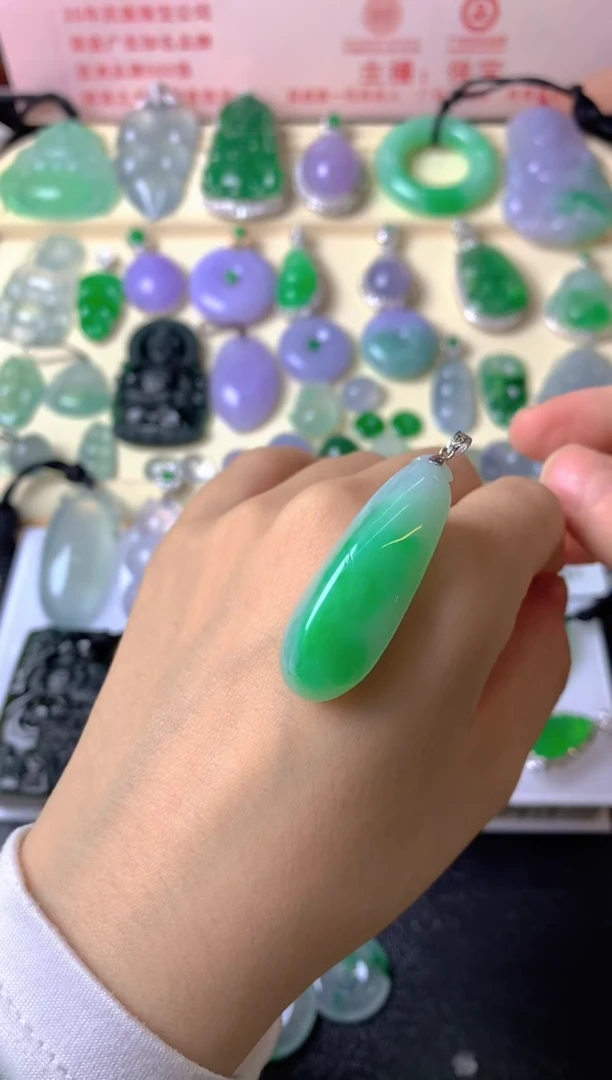 吊坠(不含链)18K金镶嵌翡翠小***?吊坠