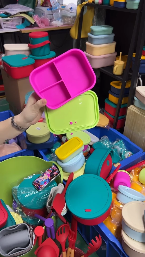 硅胶玫红底亮绿盖-3格排气-700ml