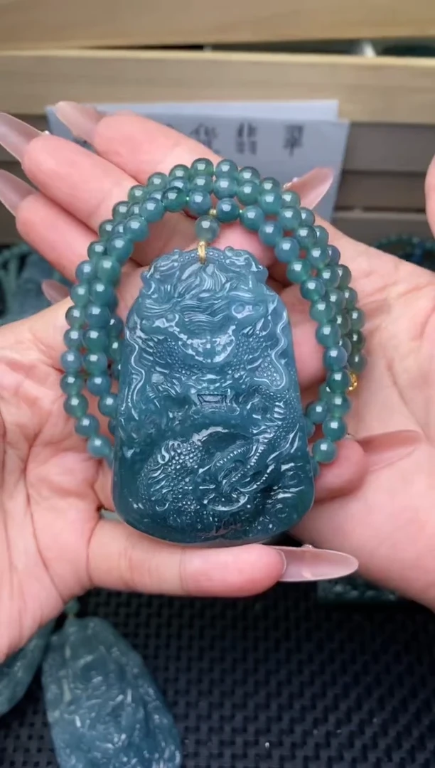 翡翠未镶嵌颈饰