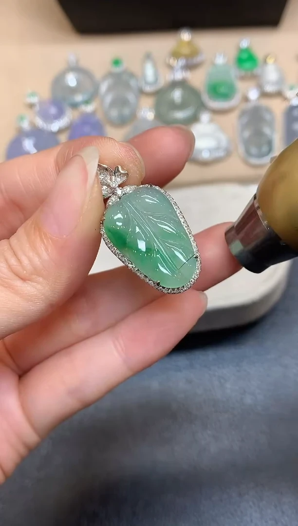 颈饰18K金镶嵌翡翠树叶【无服务费