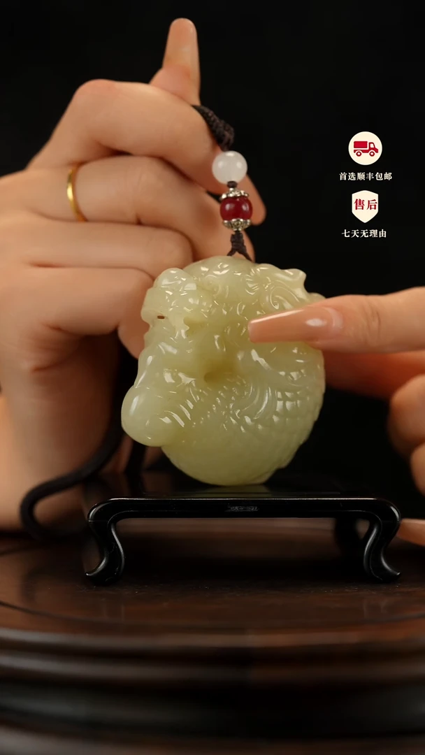 云南石竹叶青雕刻：鱼化龙手把件挂件