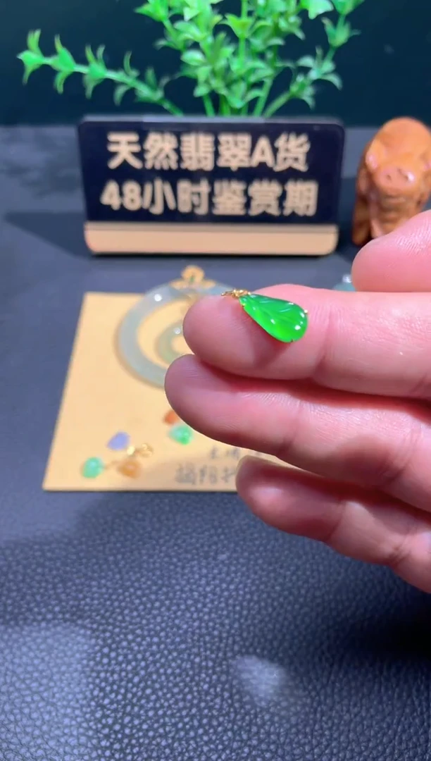 颈饰18K金镶嵌翡翠翡翠