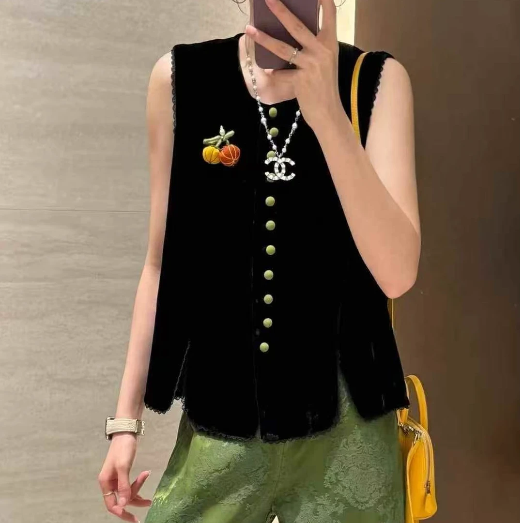 拉夏贝尔2025秋季新品多扣设计金丝绒短马甲名媛撞色减龄背心外搭