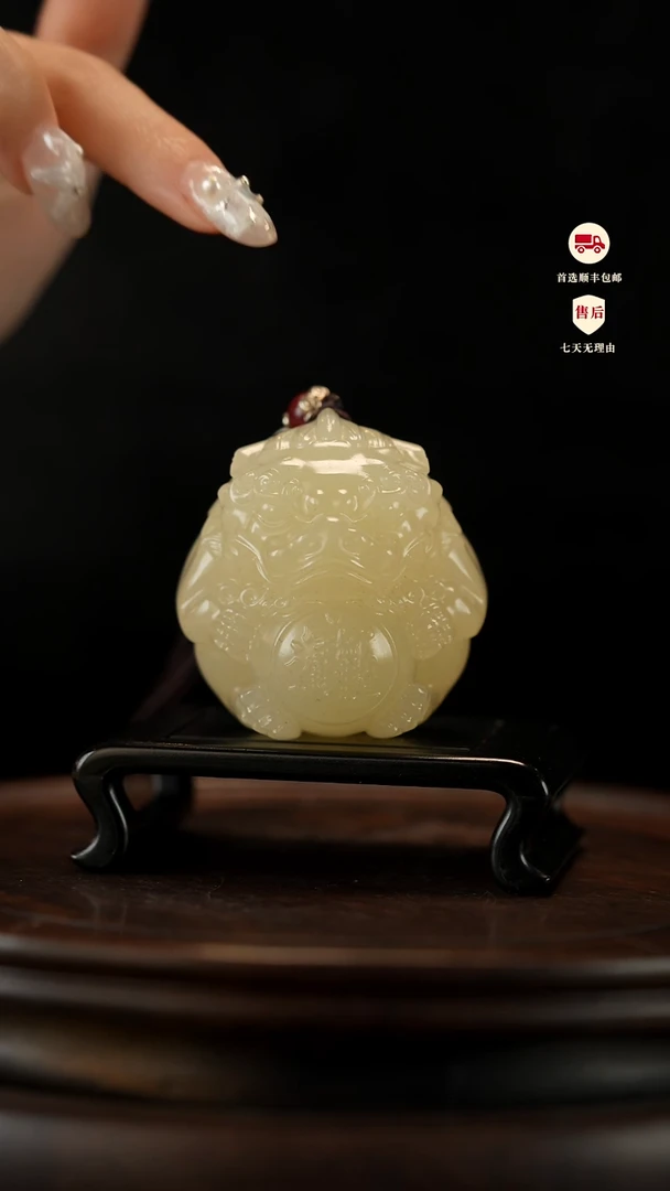 云南石竹叶青雕刻：貔貅抱球