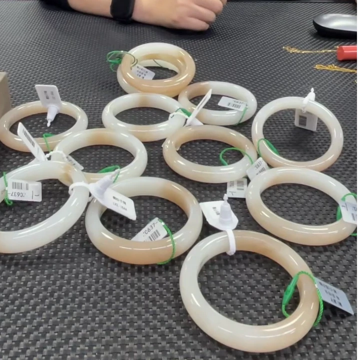 【老郑家】和田玉手镯一支 (多样性发1件)