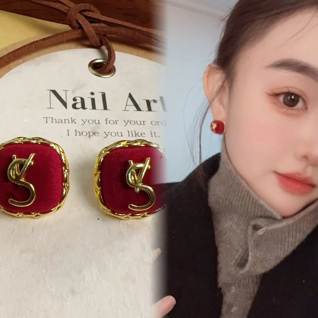 铜合金耳饰 【惊艳巴黎】植绒安可拉红秋冬高级感字母轻奢耳饰 S71