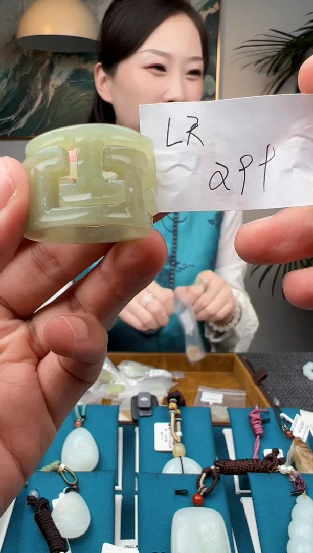 颈饰未镶嵌和田玉戒圈  LR