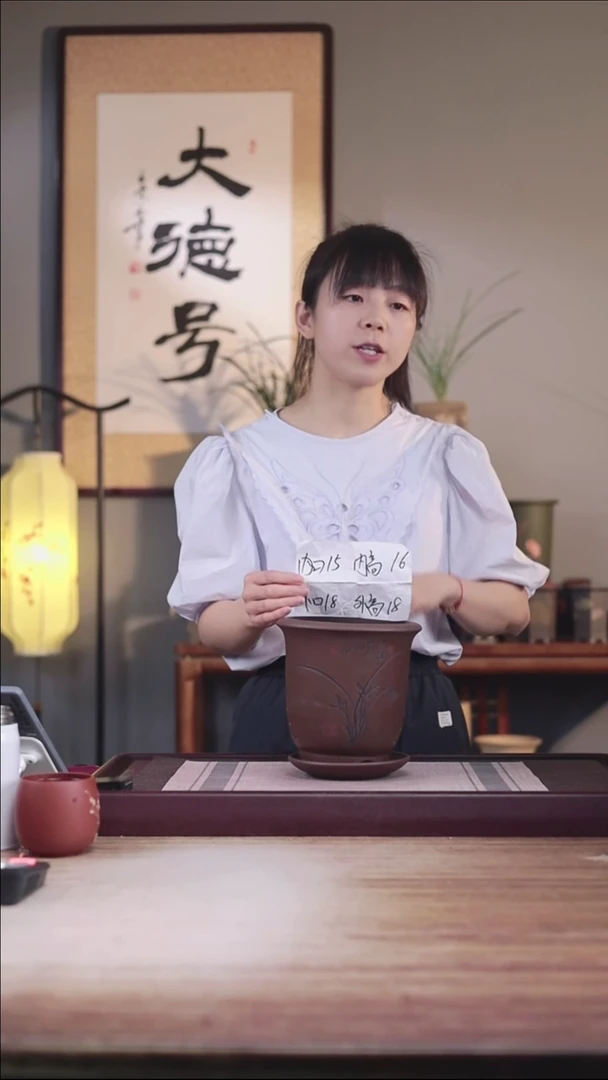 紫砂花盆紫泥刻绘小金钟一只带托