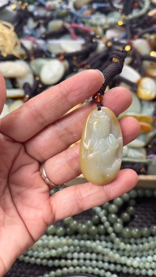 【闪购商品】和田玉颈饰未镶嵌多样性发货没有证书，拍一发一.有瑕