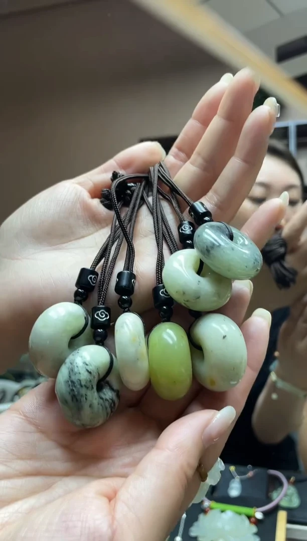 【闪购商品】岫玉吊坠(赠链)未镶嵌多样性发货其中一件