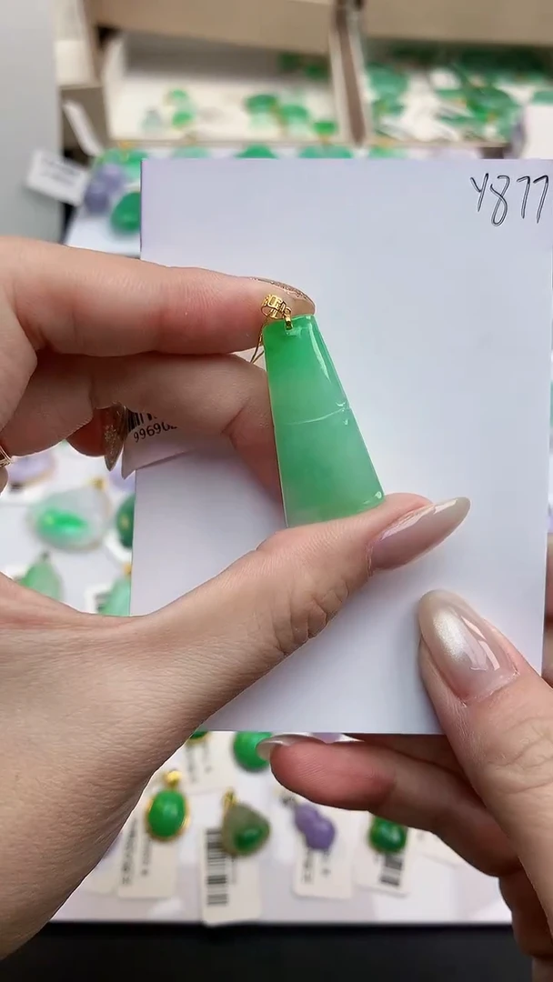 颈饰18K金镶嵌翡翠天然缅甸A货翡翠