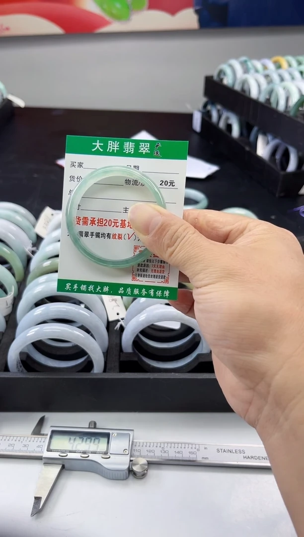 翡翠手镯未镶嵌翡翠1