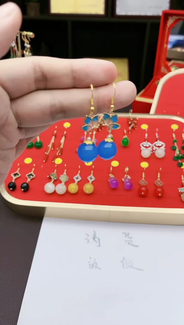 【闪购商品】玛瑙/玉髓耳钉银S925镶嵌兰荷花蓝珠