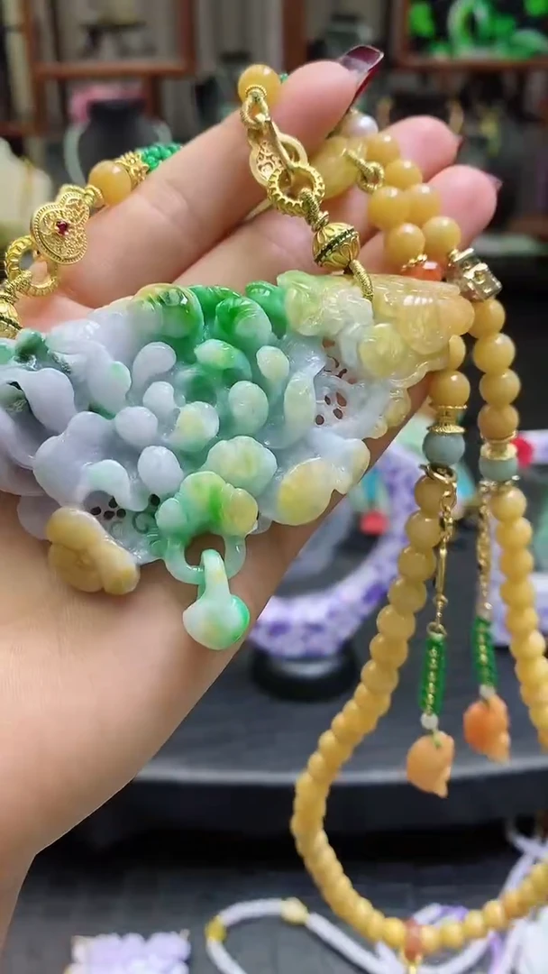 【闪购商品】翡翠颈饰未镶嵌黄加绿花牌