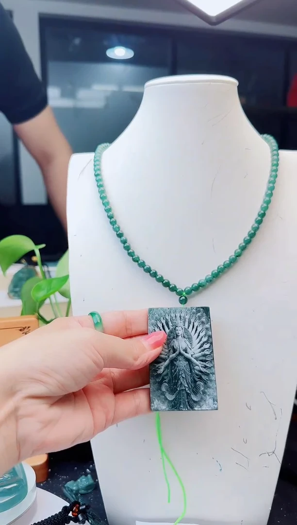 翡翠未镶嵌颈饰多样性发货其中一件