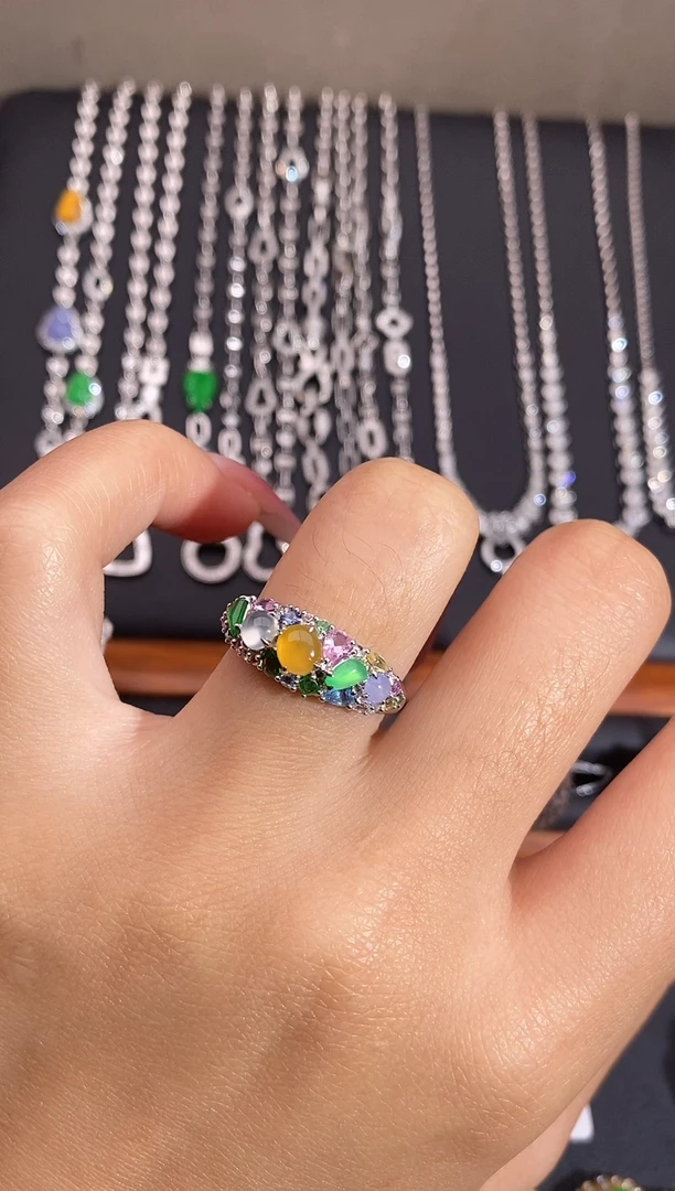 颈饰18K金镶嵌翡翠戒指