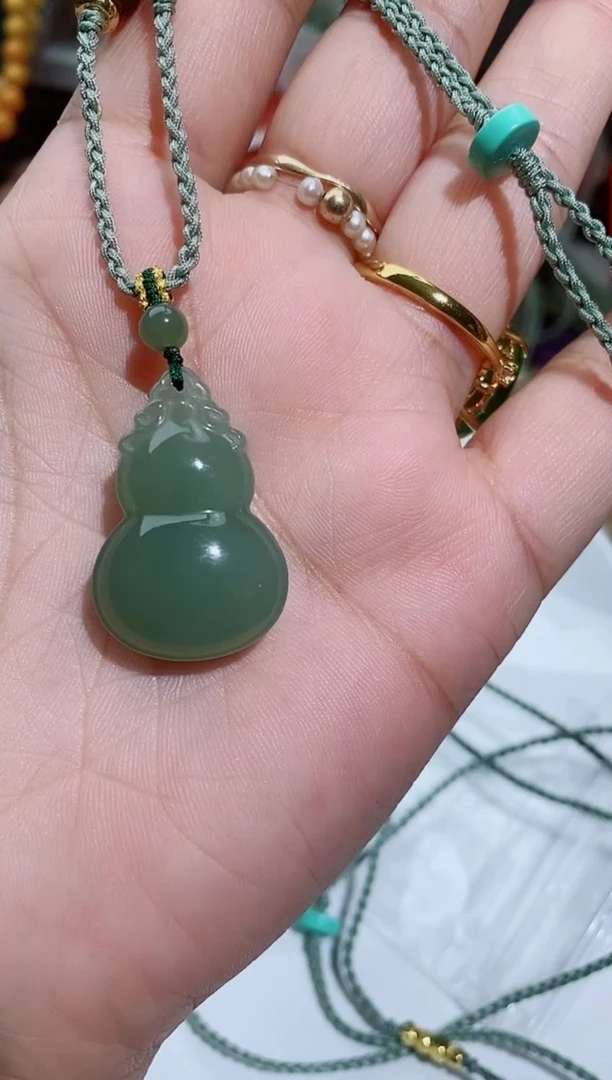 和田玉未镶嵌颈饰眼**弯180一个眼儿的