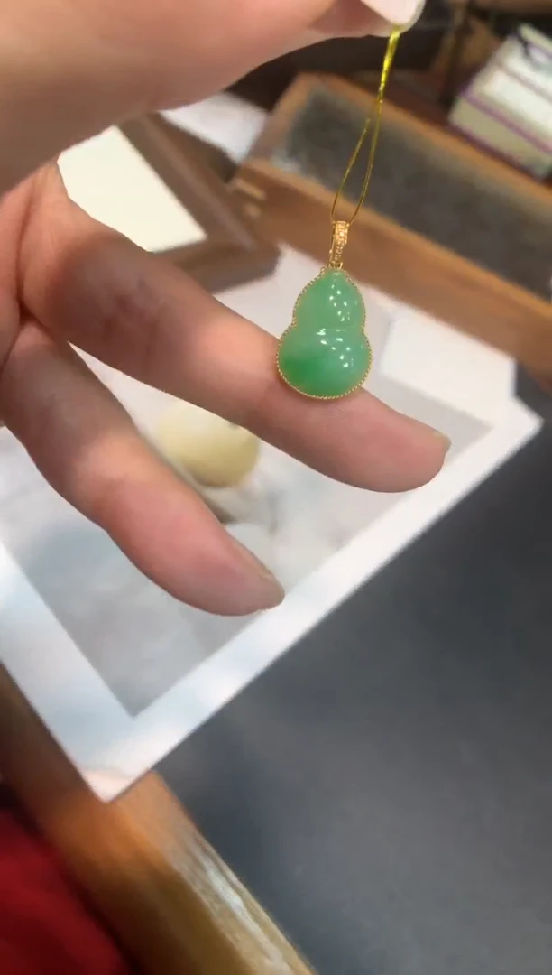 翡翠18K金镶嵌颈饰葫芦