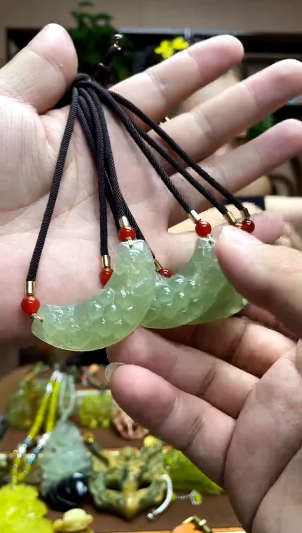 未镶嵌岫玉吊坠多样性发货发其中之一