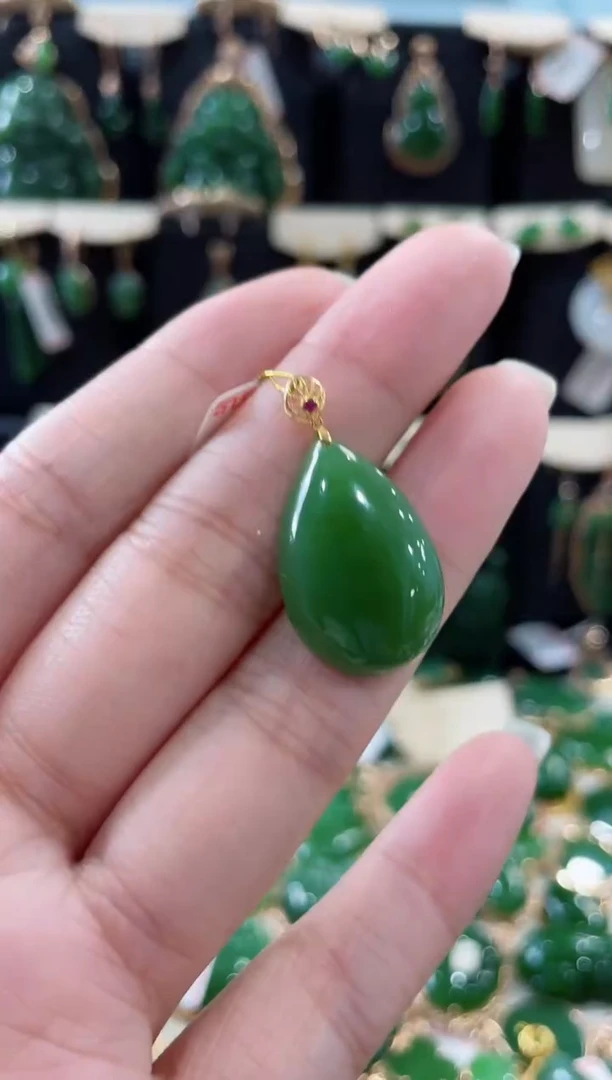 和田玉（碧玉）18K金镶嵌颈饰水滴