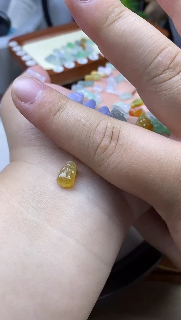 颈饰未镶嵌翡翠是**呀翡翠